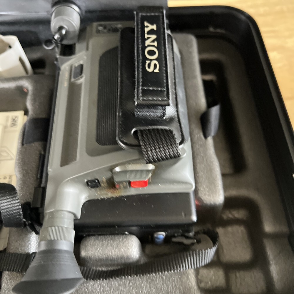 Sony Video 8 CCD-M8u Camera Recorder Case and Batterys Untested