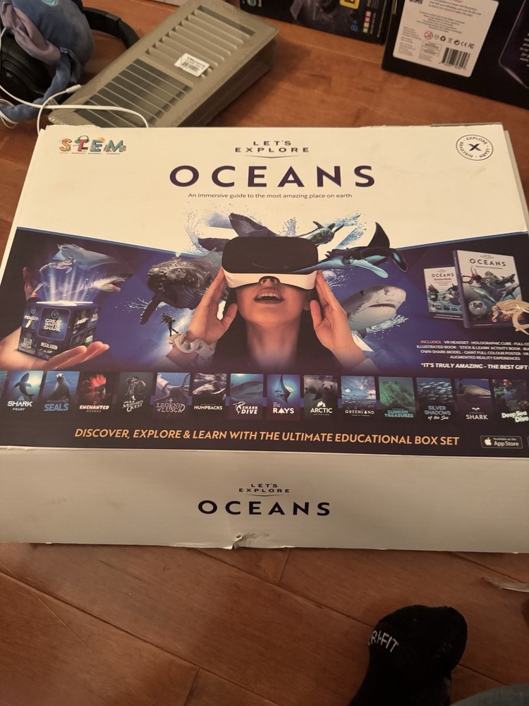 Let's Explore Oceans Smartphone VR Headset White Black Plastic