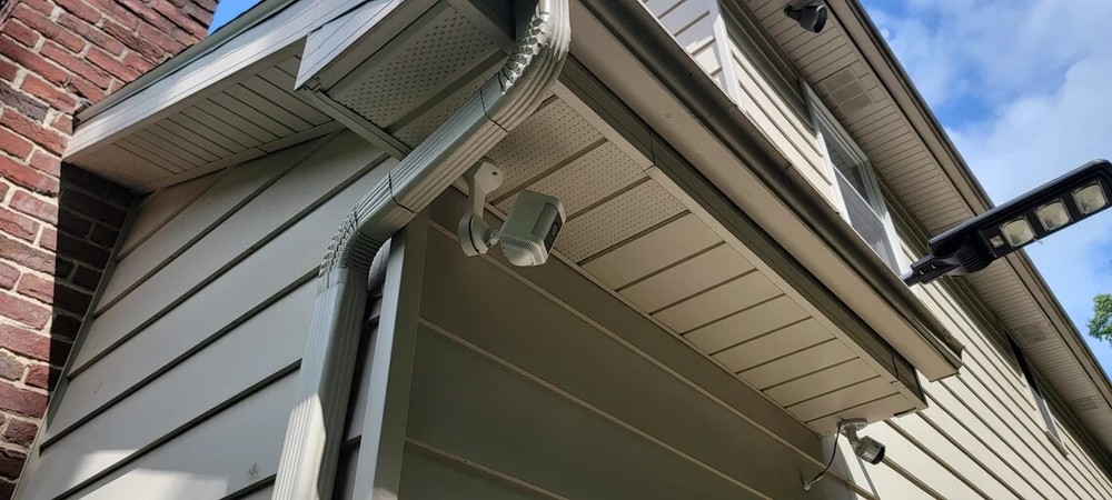 Ring Spotlight Camera Plus Multi-Use Mount Ceiling, Wall, under Eaves