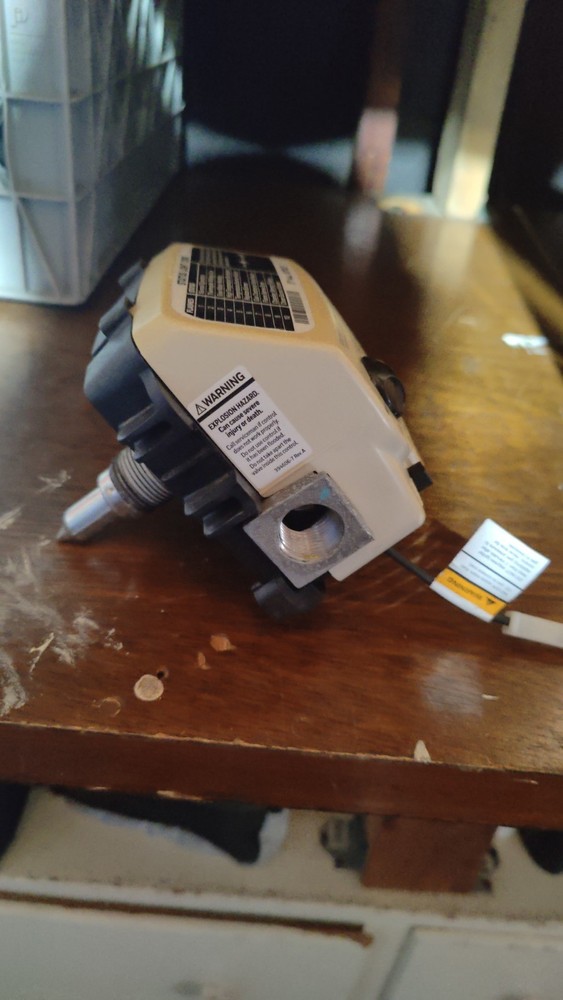 Honeywell Resideo Gas Valve WV8860B1310 Unused Open Box