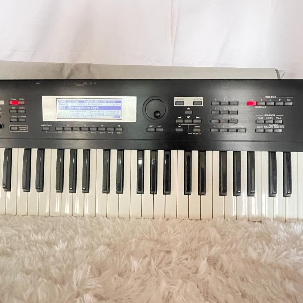 KORG TR76 Synthesizer