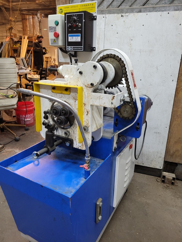 Thread rolling machine