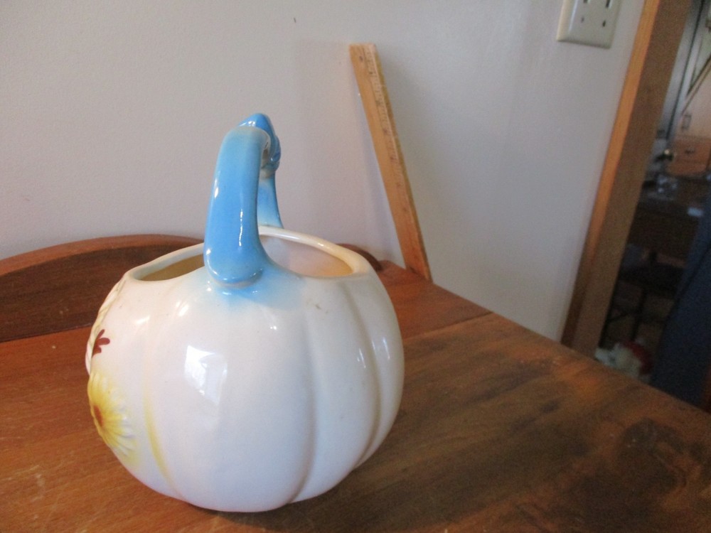 VINTAGE HULL #79 SUNGLOW DAISY BLUE HANDLE POTTERY BASKET