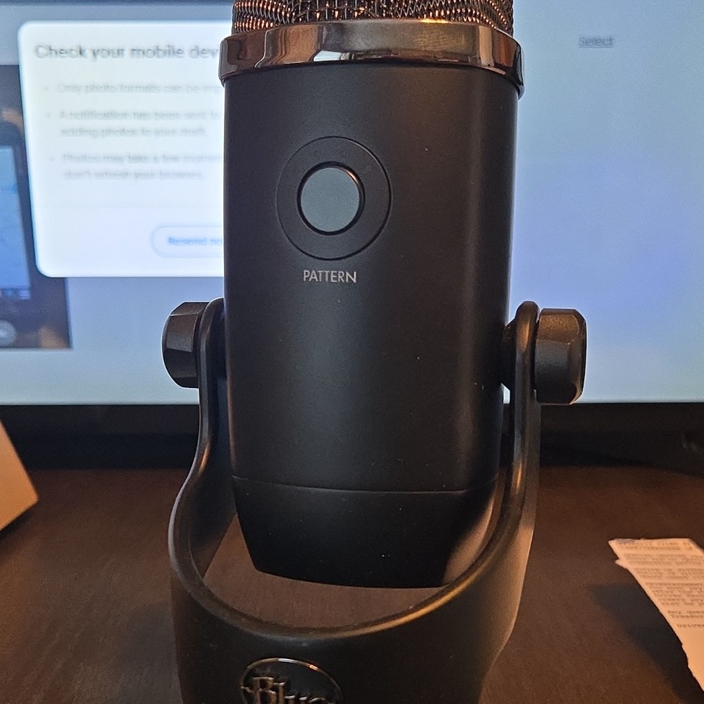 Blue Yeti Freestanding USB Microphone Black with Pattern Selection