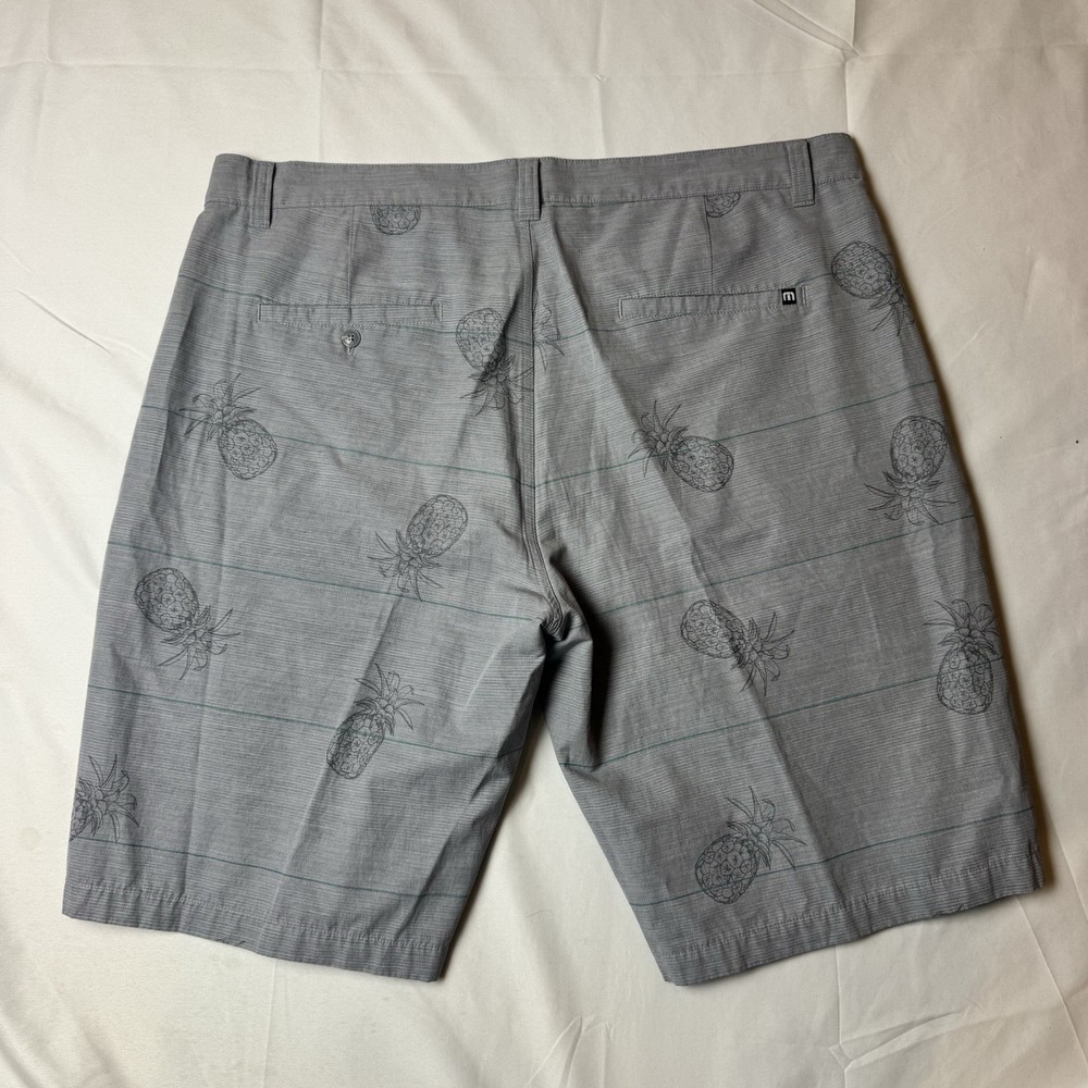 Travis Mathew Golf Shorts Gray Pineapple Pattern Men's Size 40 NICE