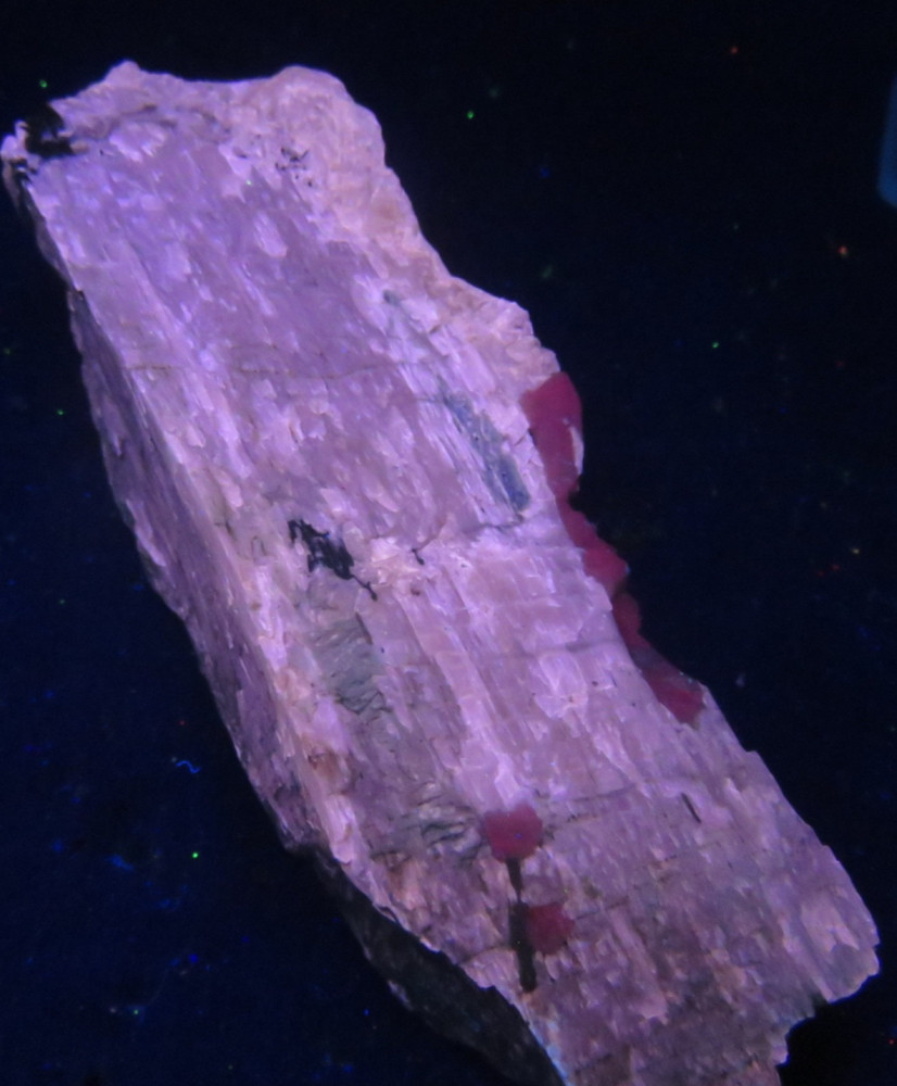 Fluorescent :  AGRELLITE   -  Kipawa River Complex  , Temiscamingue , Quebec
