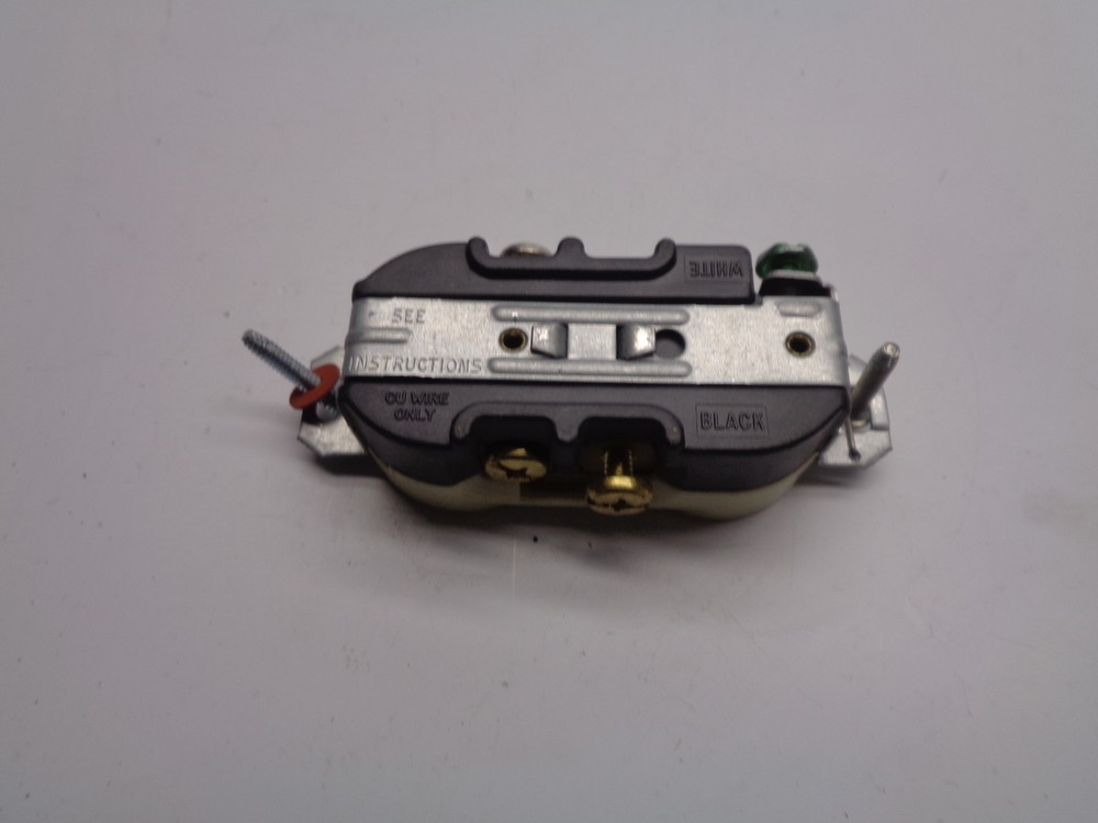 HUBEELL RECEPTACLE IVORY 120V NSNP