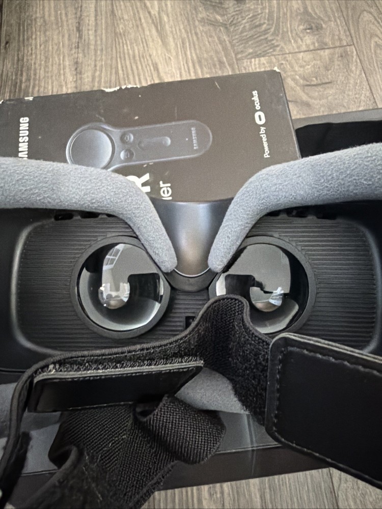 Samsung SM-R324 Gear VR W/Controller Powered by Oculus Open Box