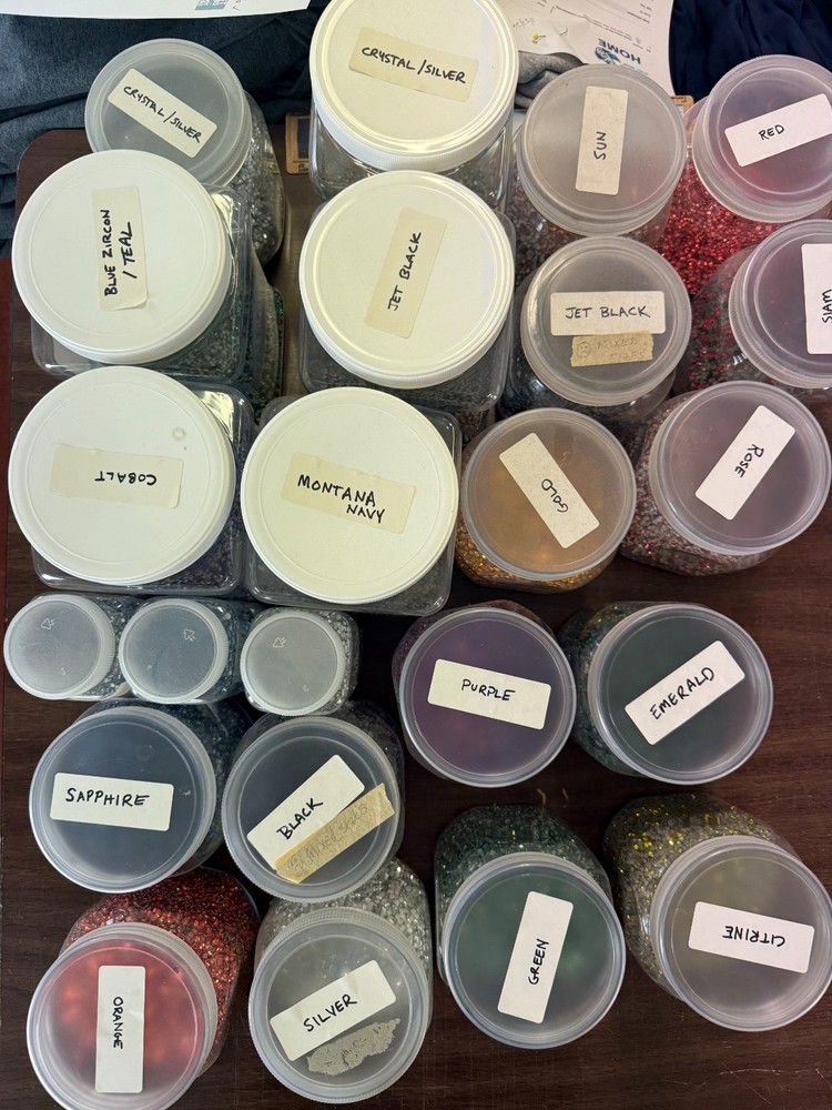 Rhinestones Heat Seal Bulk packaging includes plastic containers