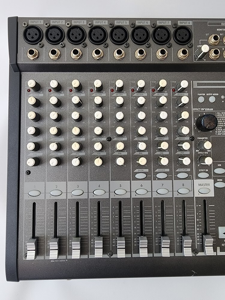KORG D888 Digital Recording Studio Multi Track Recorder