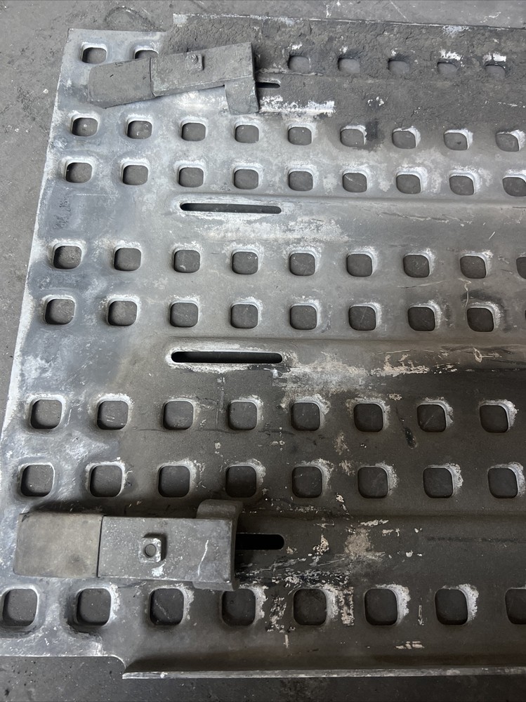 VOLVO VNR STEP DECK (CATWALK) 33 L”X 20 W”