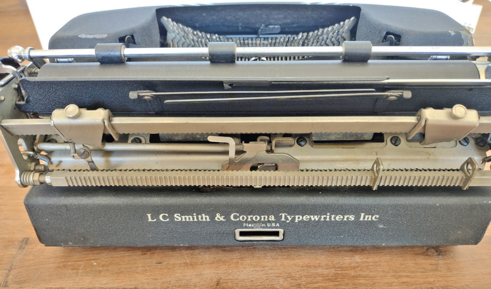 [Excellent] 1949 Smith-Corona Silent "Floating Shift" black typewriter with case