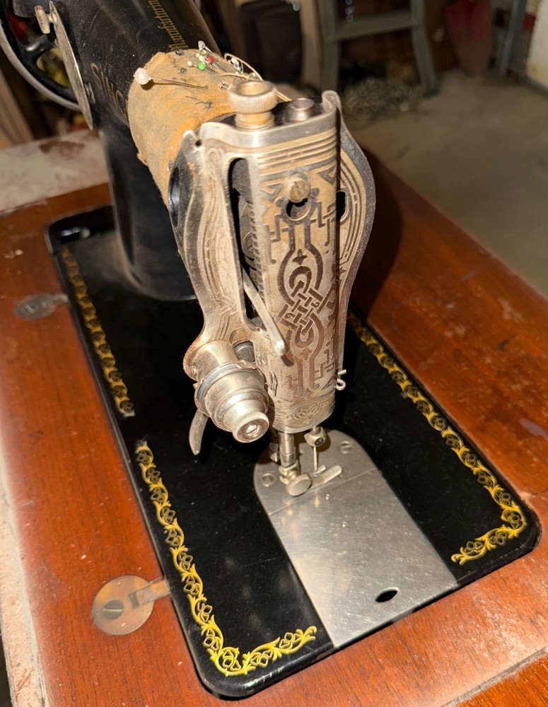 Antique 1938 Singer Sewing Machine/Accessories