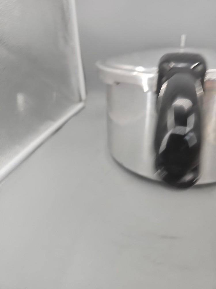 Vintage Presto Model 01282 8-Quart Pressure Cooker