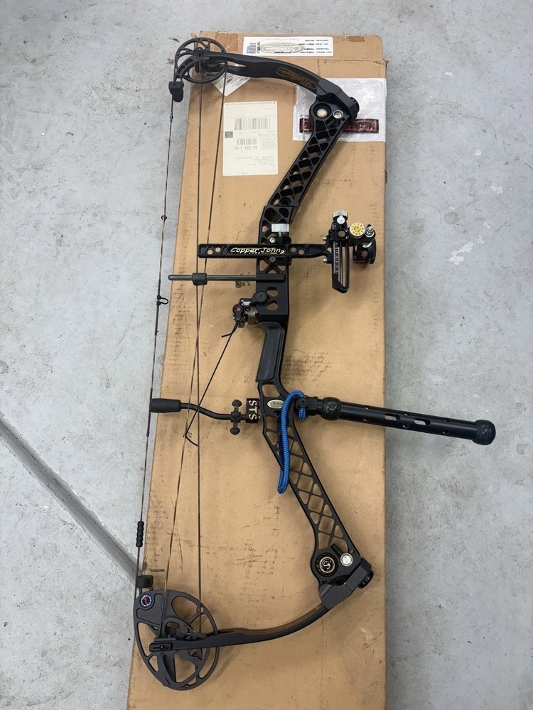 Mathews Triumph Target Compound Bow 65lbs 30in Black  Right Hand