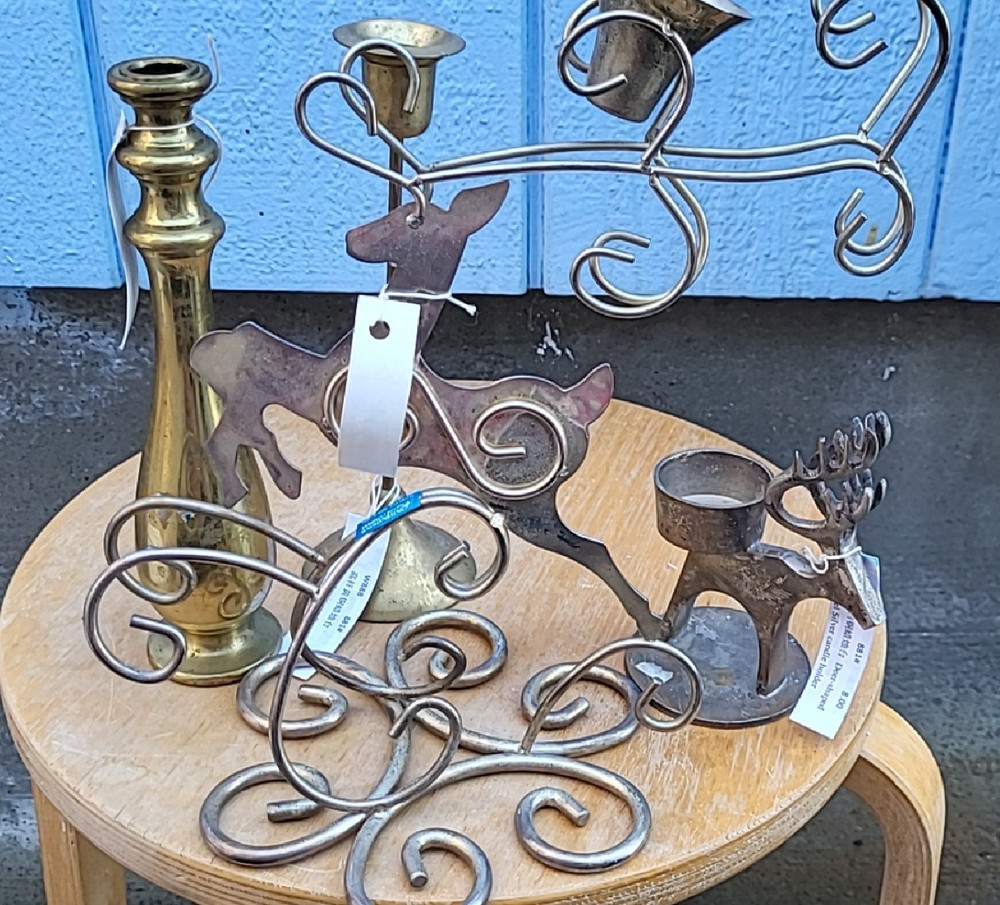 8 decorative and practical bronze objects j1