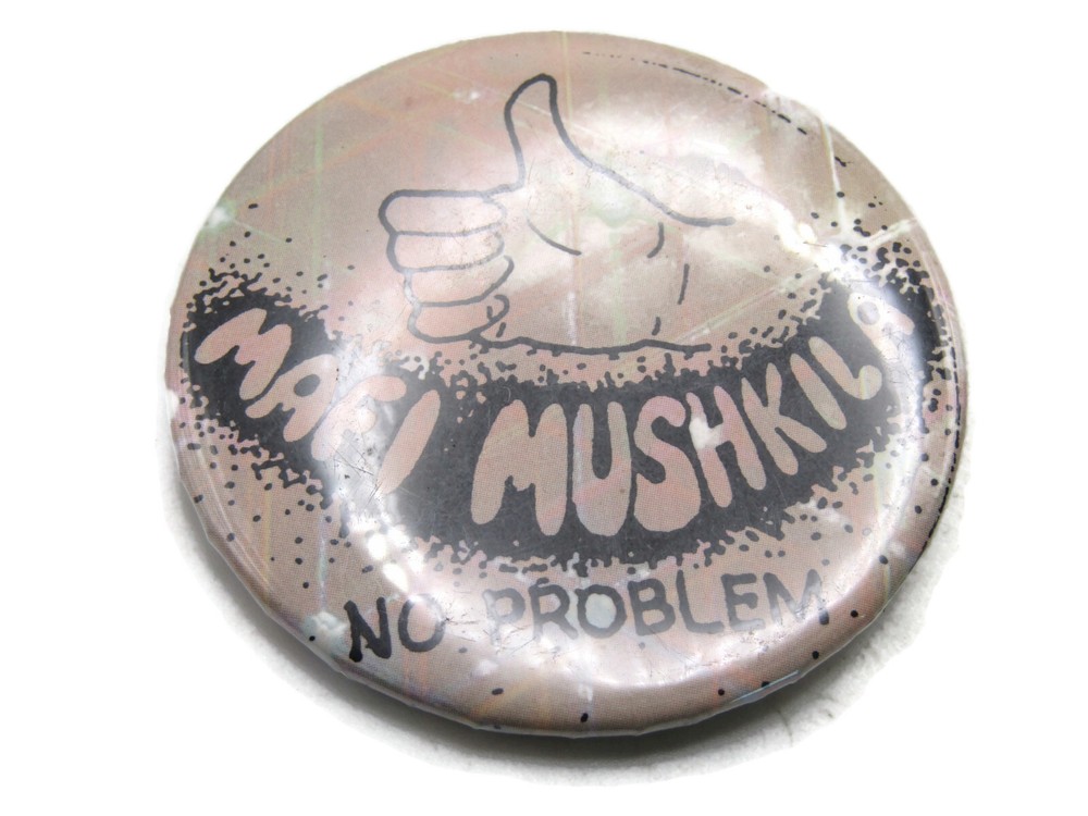 Vintage Mafi Mushkila No Problem Pinback Button Arabic Slogan Thumbs Up