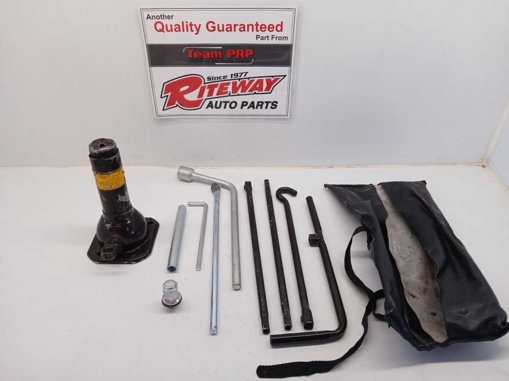 07-14 FJ CRUISER JACK ASSEMBLY WITH TOOLS