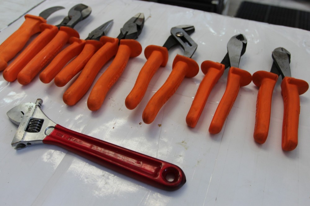 KLEIN TOOLS ASSORTED TOOLS 8PC SET NICE!!