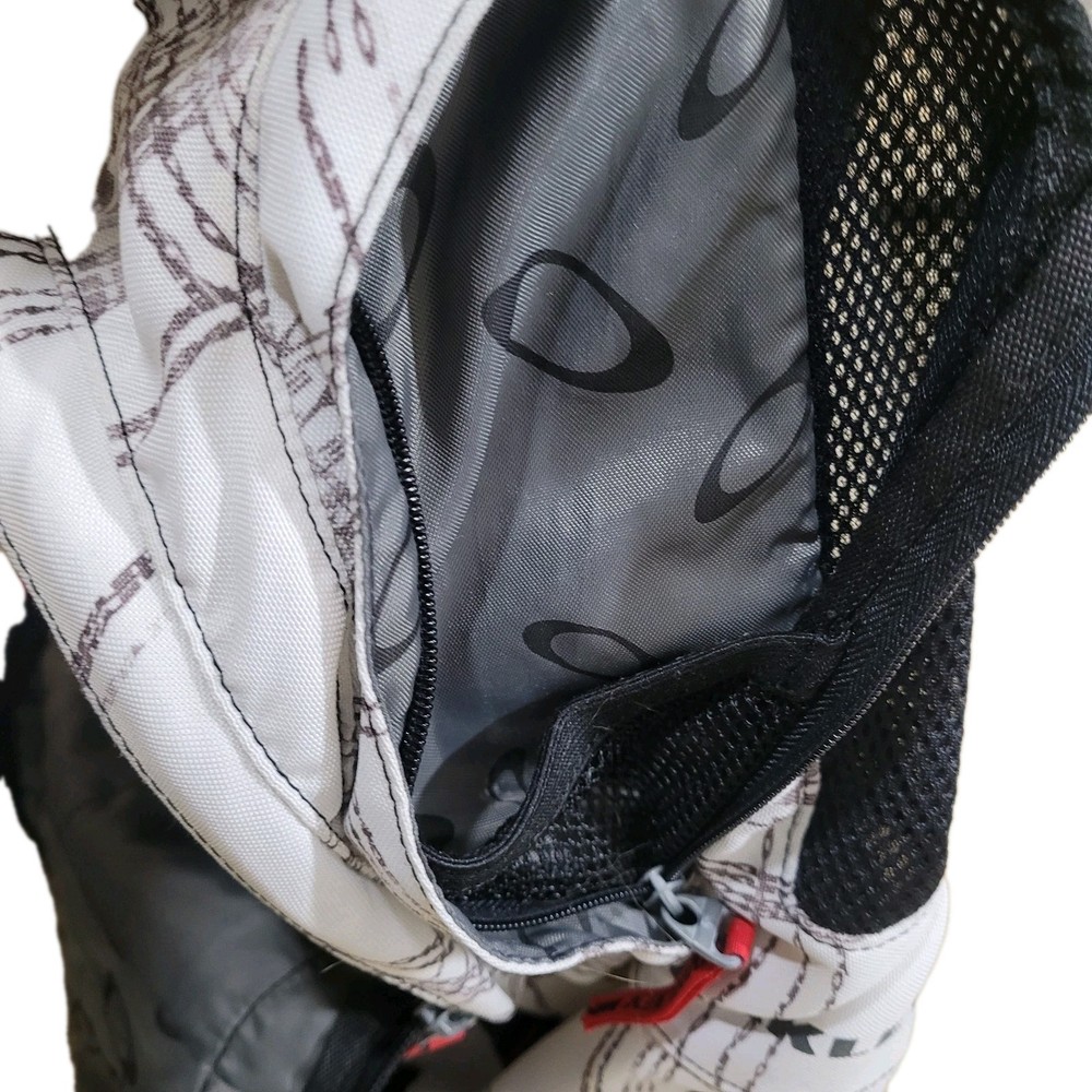 OAKLEY UTILITY WHITE DESIGN BACKPACK PRE OWNED GOOD