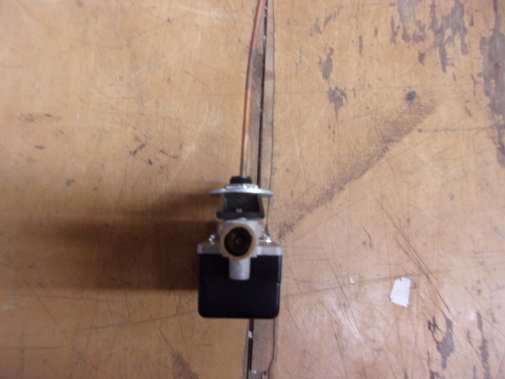 Johnson Control T3610-1002- Pneumatic low limit controller- NOS