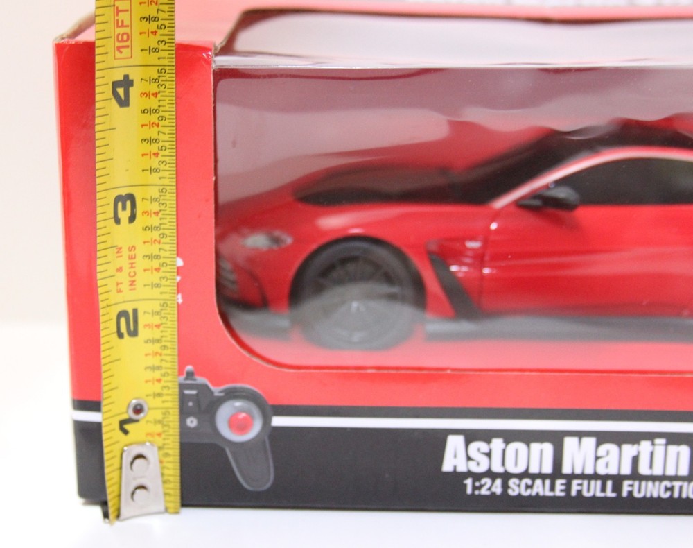 ASTON MARTIN V12 Vantage 1:24 Scale Full Function Radio Control Car; Licensed