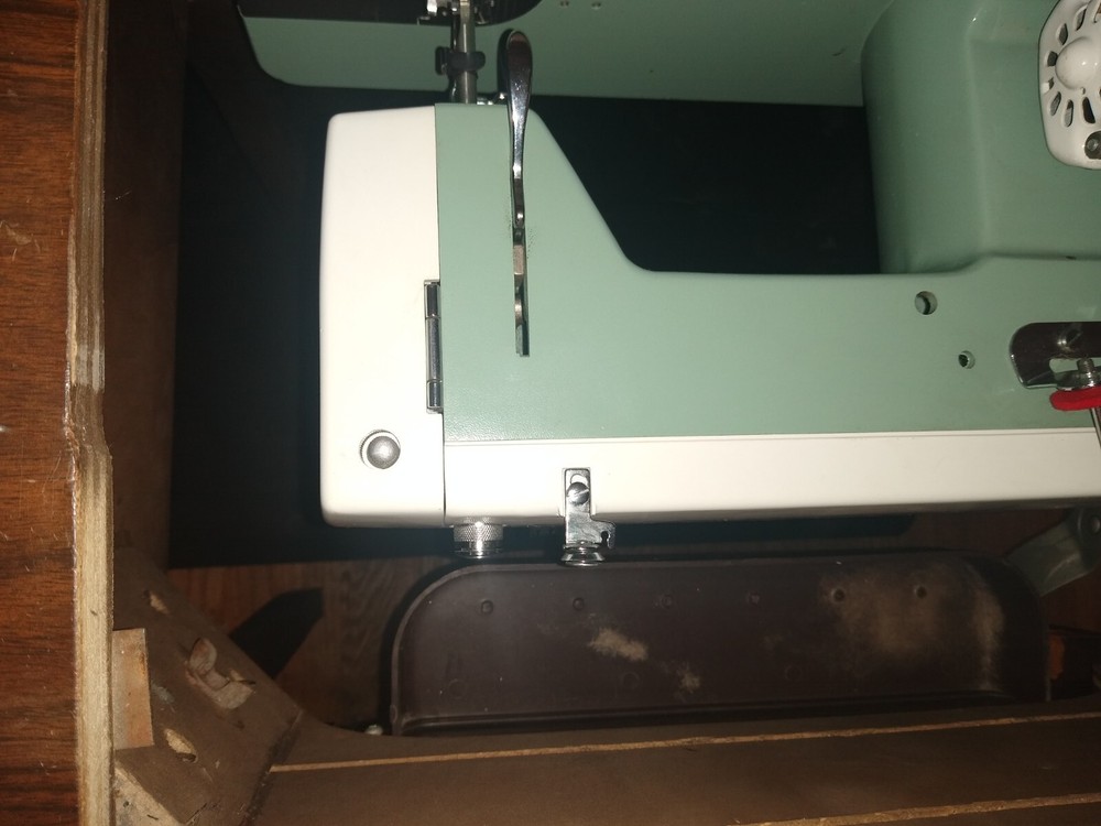 Vintage DRESSMAKER ZIGZAG MODEL 290A