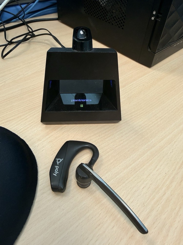 Plantronics Voyager 5200 D Office Bluetooth Headset System