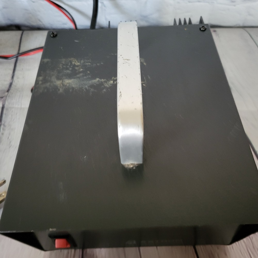 Astron 13.7Vdc Linear Regulated power supply 5A Model RS-7A Powers On