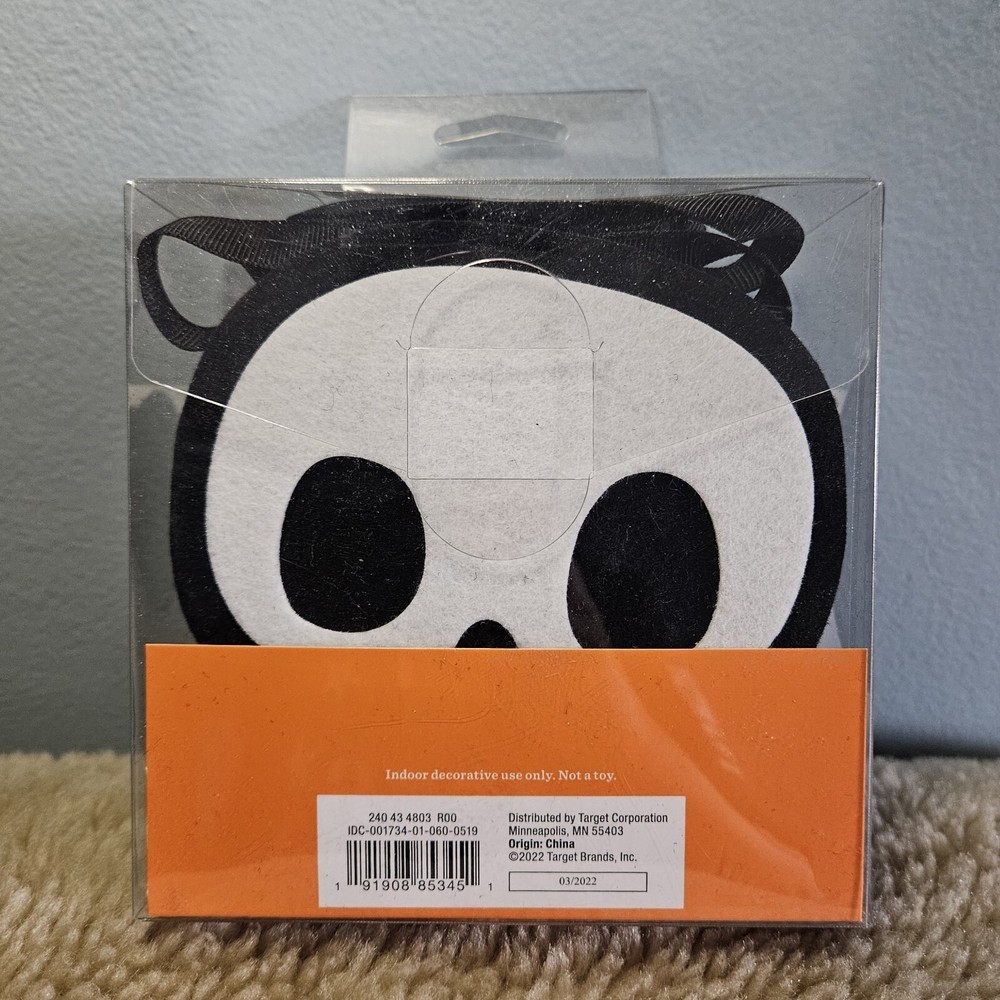 Hide and Eek Skull Garland - NIB