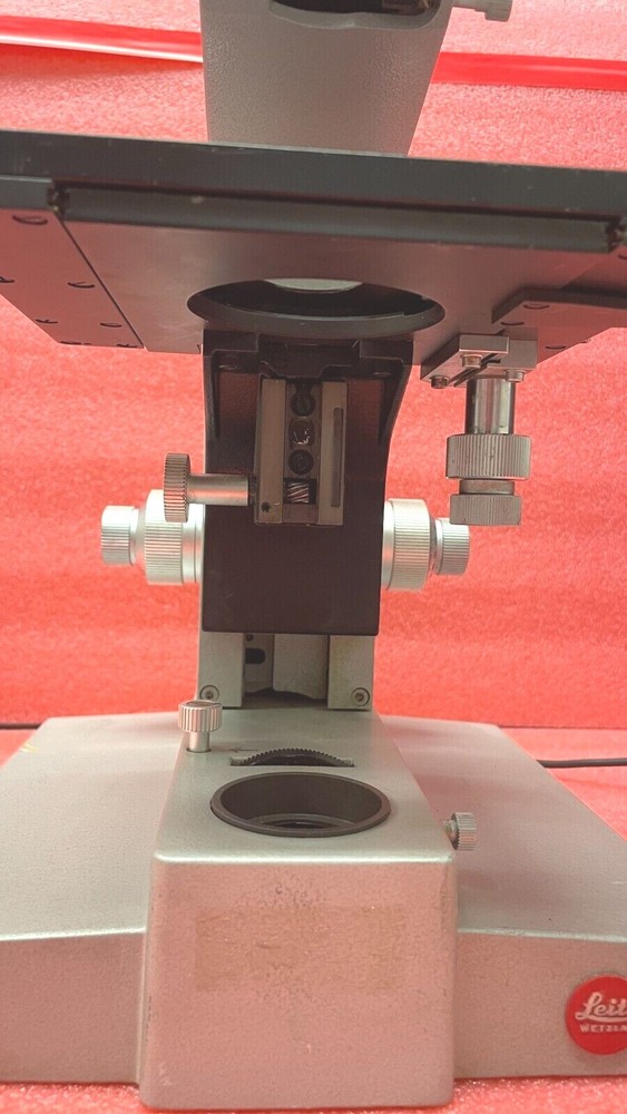LEITZ MICROSCOPE WITH DIALUX TABLE (FOR PARTS OR REPAIR)