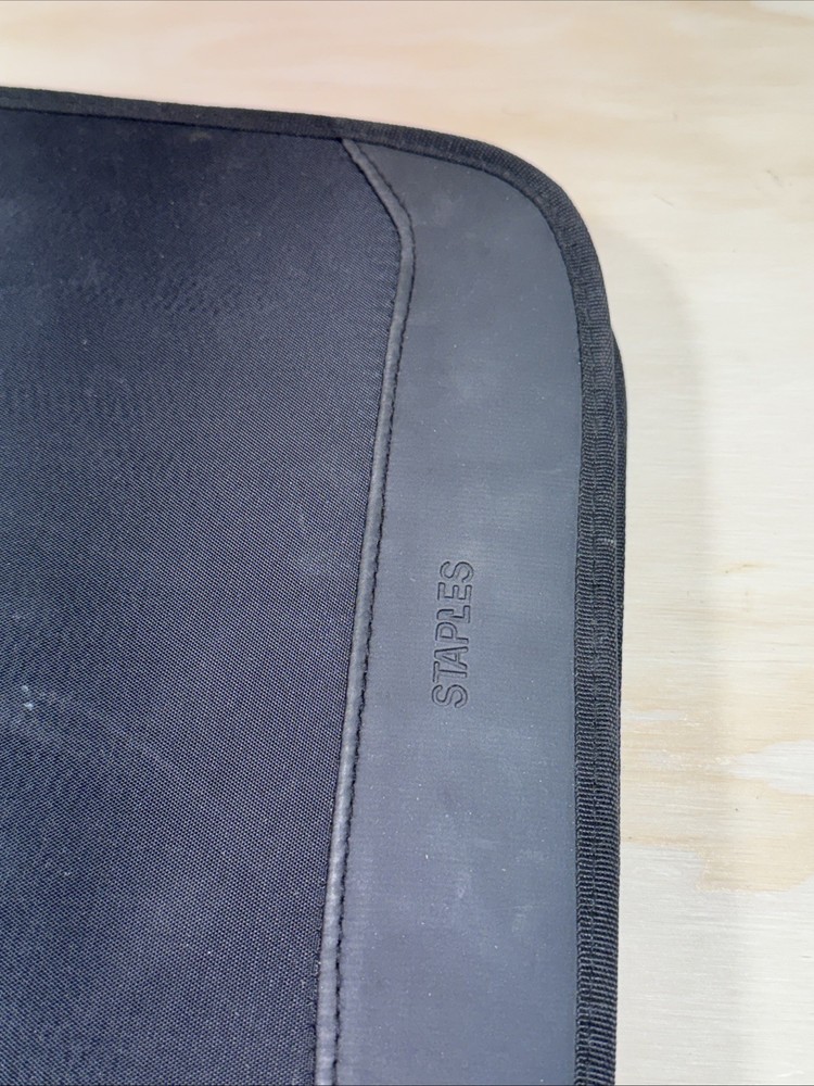Staples 96 Disc Capacity CD & DVD Soft Wallet Carry Case Storage Binder