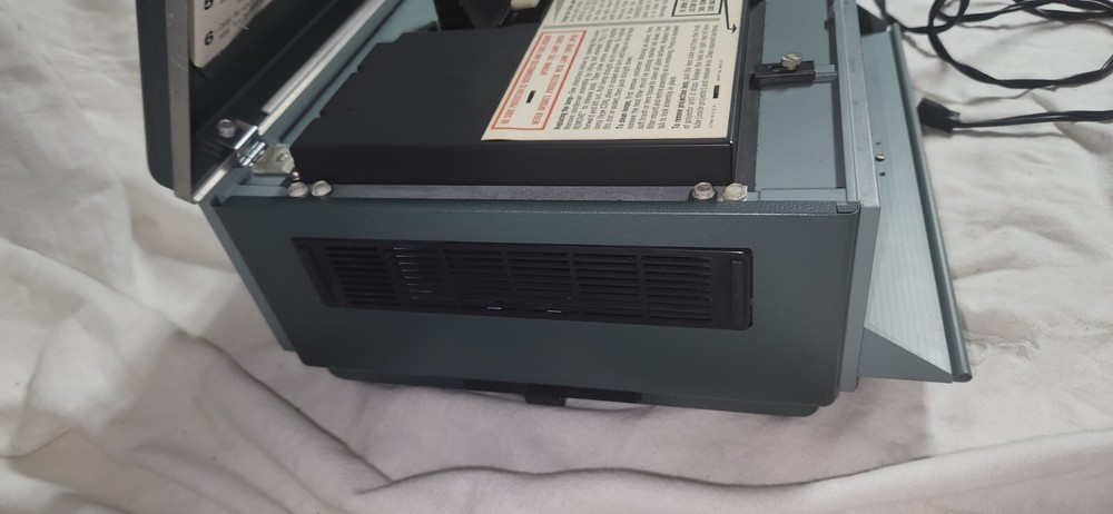 VTG Argus 540 Automatic Slide Projector Powers Up. Needs light Bulb