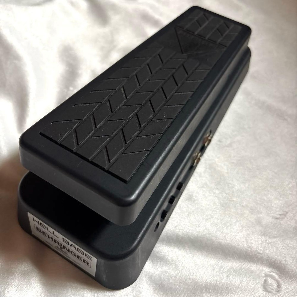 BEHRINGER HELL BABE HB01 Wah Pedal Tested