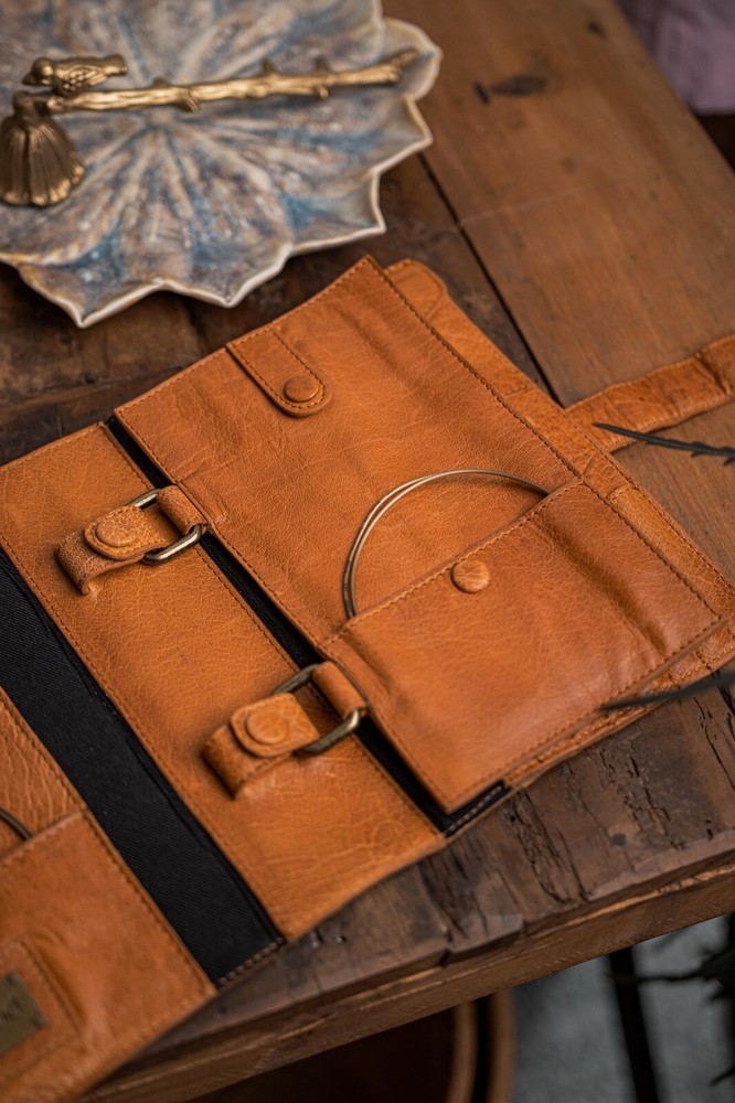 MUUD CARITA A needle case attachment