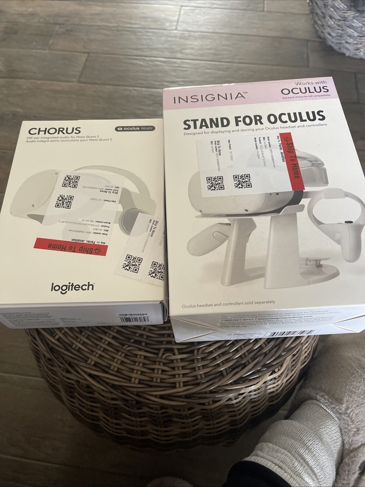Oculus Stand And Logitech  Off Ear Audio