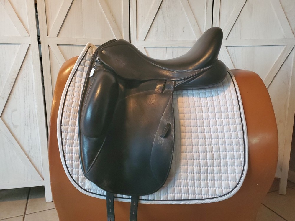 Custom Icon Star Dressage Saddle 17.5/M