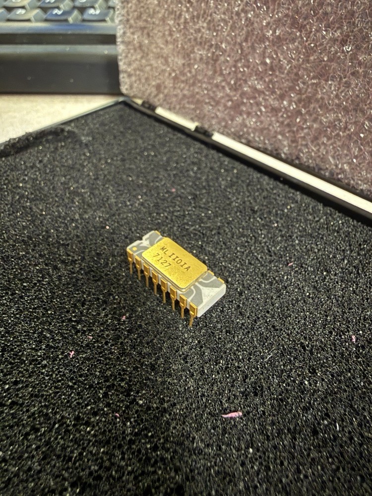 Microsystems ML1101A PMOS SRAM Ceramic IC DIP – Zebra / Gray Trace