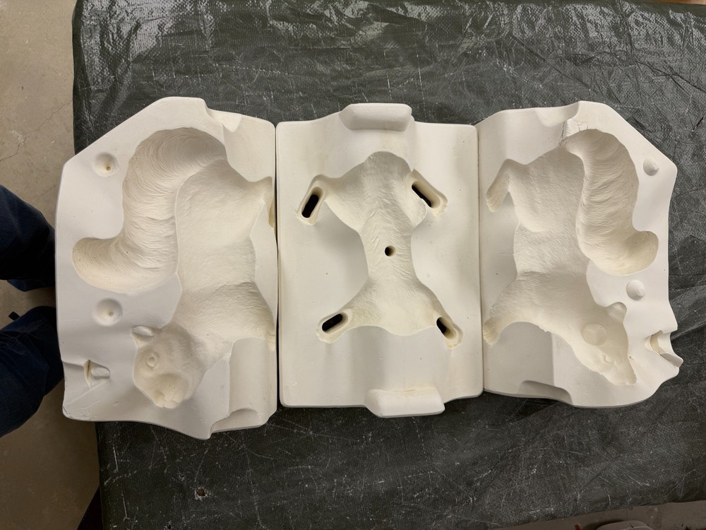 VINTAGE SCIOTO CERAMIC MOLD #S-2075 CLIMBING SQUIRREL