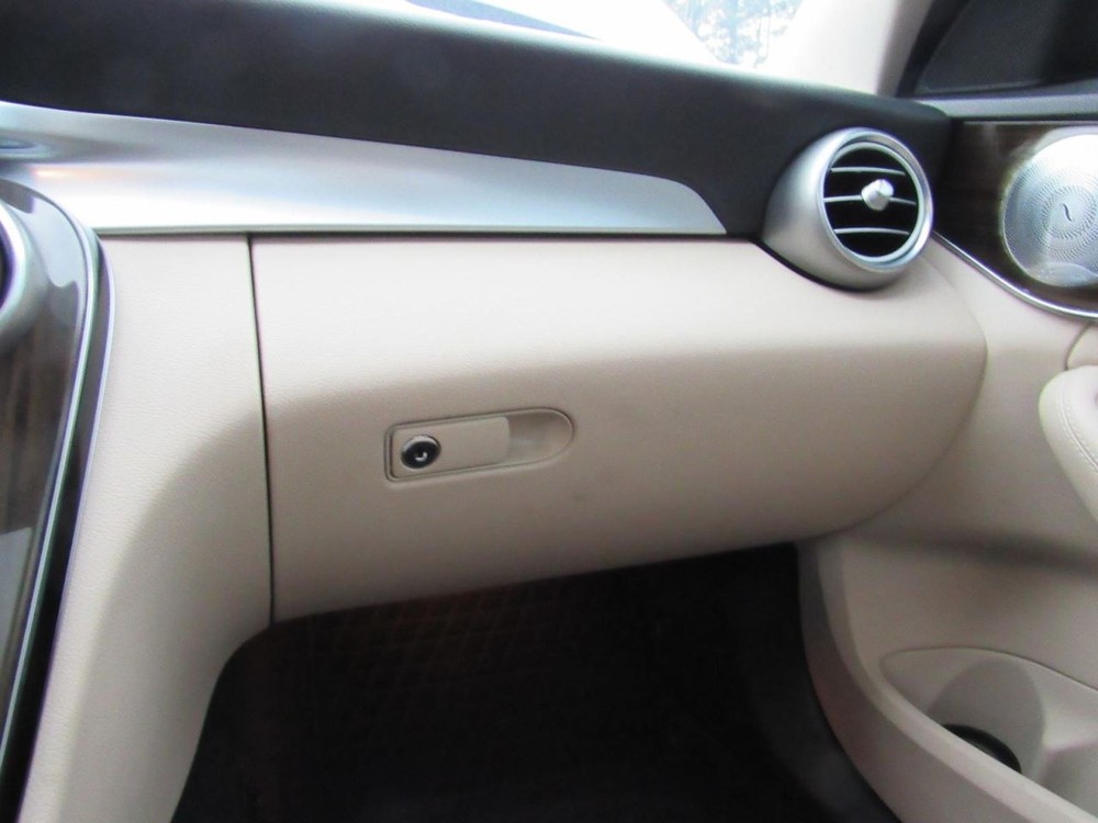 C220      2018 Glove Box 1016943