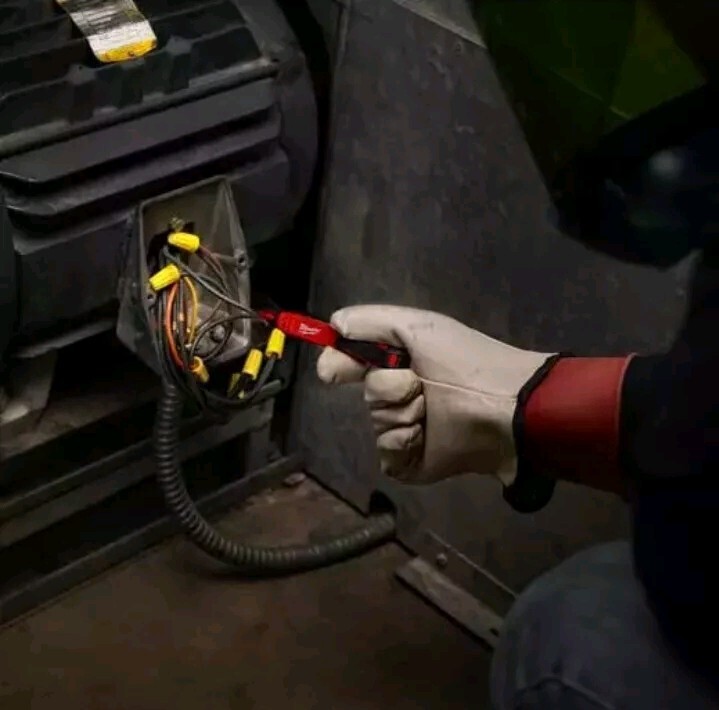 Milwaukee 2202-20 Work Light Voltage Detector Tested Works Good