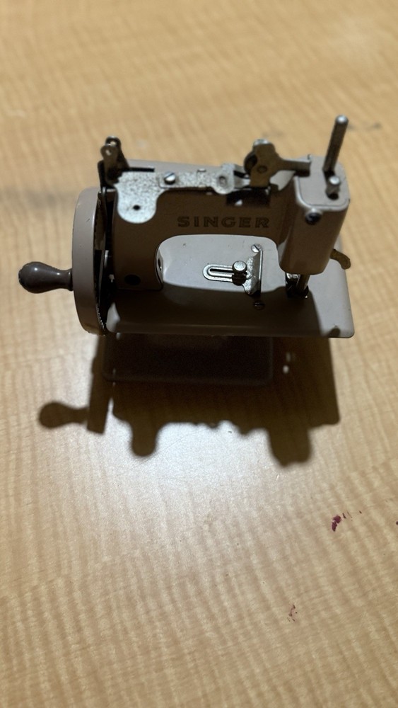 Vintage Singer Mini Sewing Machine 29962