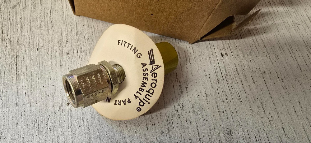 (4) AEROQUIP ADAPTER STRAIGHT 440-5