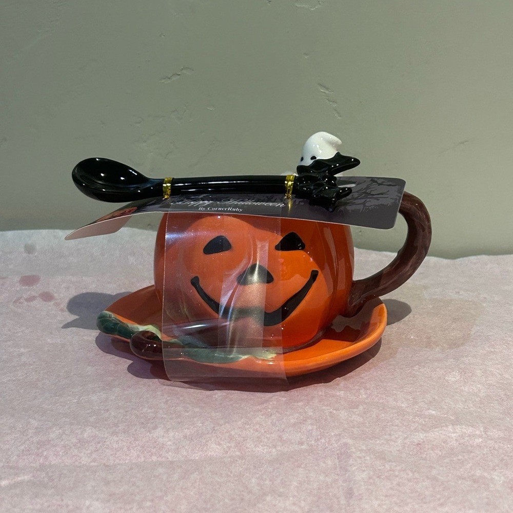 HAPPY HALLOWEEN By Corner Ruby 3 Piece Ceramic Pumpkin Mug, Saucer & Spoon Set.