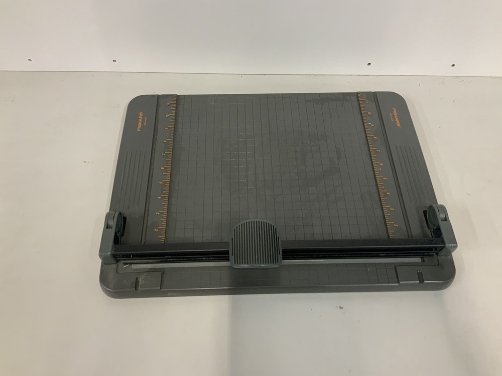 FISKARS Desktop Cutting Board Paper Rotary Cutter