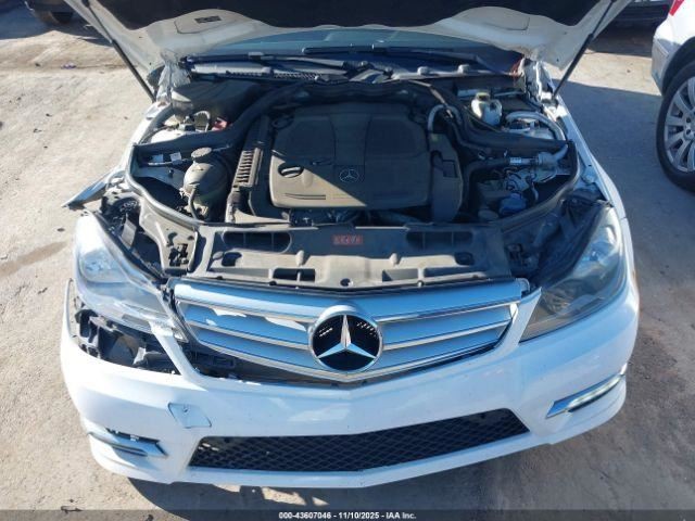 C220      2013 Glove Box 4964459