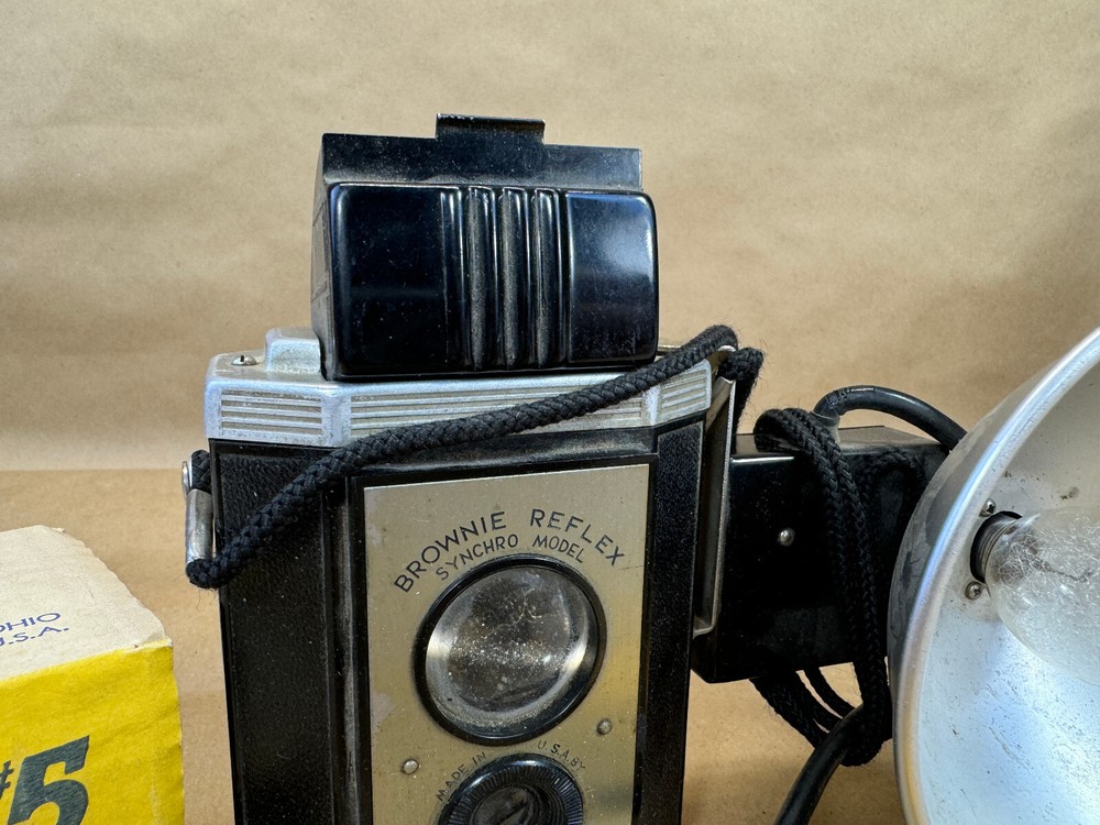 Vintage Kodak Brownie Reflex 20 Camera With Flash & Bulbs untested