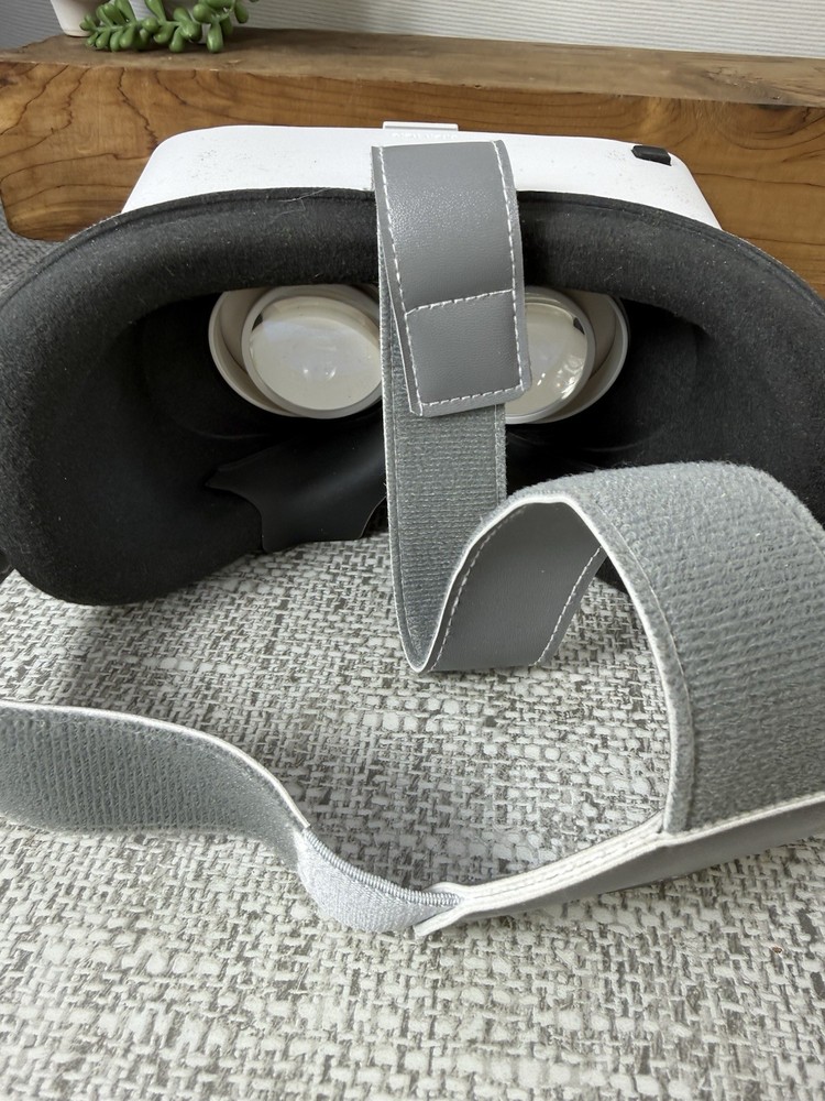 DESTEK V5 VR Headset for Virtual Reality With Controller Orig Paperwork Untested