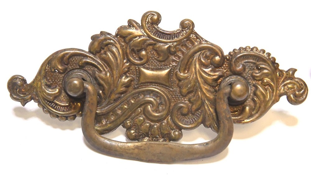 2 MATCHING VINTAGE DECORATIVE PRESS BRASS DRAWER PULL / HANDLE