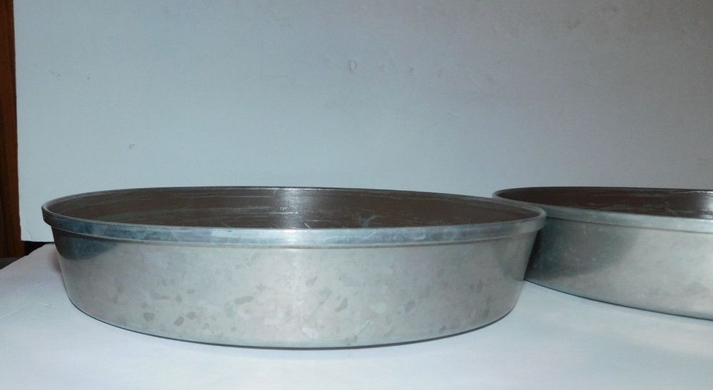 2 VINTAGE WEST BEND 9" ROUND CAKE PAN SET